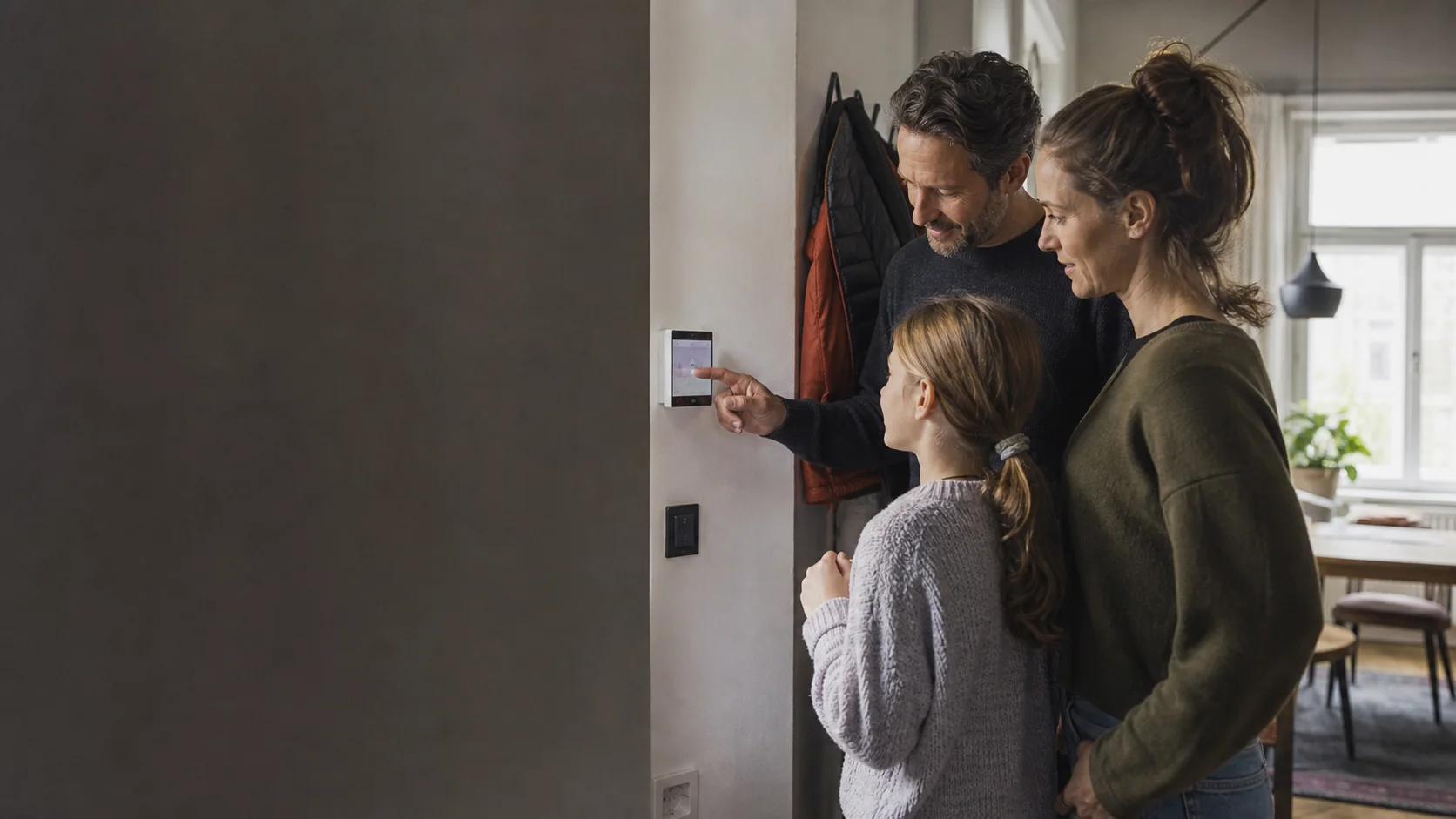 Familie bedient gemeinsam die Haustechnik in ihrer Wohnung